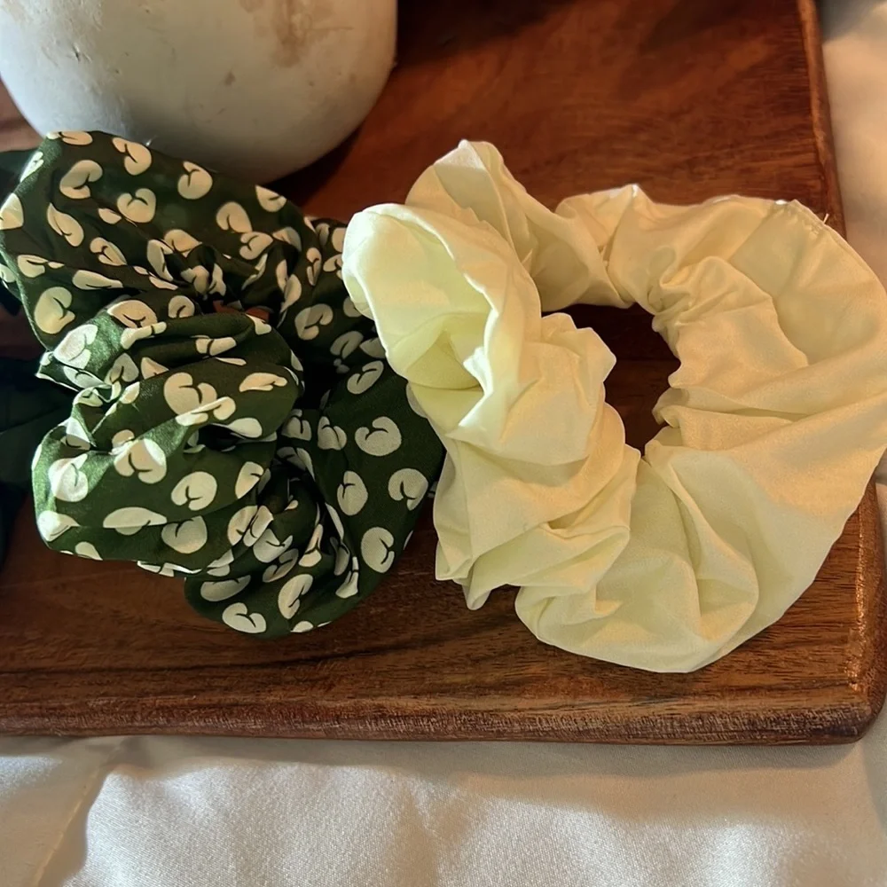 Set of 4 piece Green/Cream Scrunchies